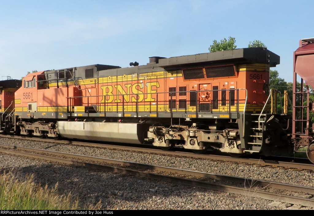 BNSF 5661